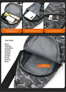 Vue détaillée du sac de poitrine camouflage gris montrant les compartiments de grande capacité