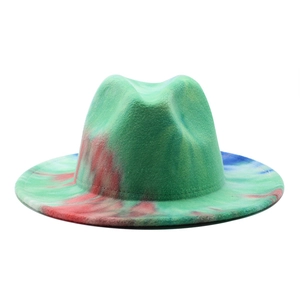 Dettaglio del cappello fedora in lana tie-dye con tesa piatta e vivaci trame verde erba