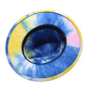 Vista dettagliata dell'interno del cappello tie-dye con fascia e cordino di regolazione