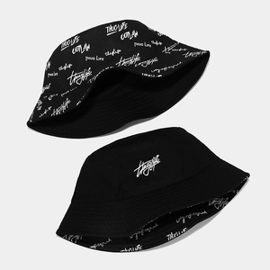 Cappello bucket reversibile in cotone con ricamo Thug Life e stampa graffiti bianca