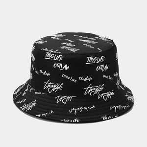 Dettaglio del cappello alla pescatora nero con ricamo di scritte graffiti stile urban