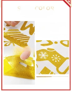 Dettaglio degli adesivi natalizi dorati glitterati con motivi di fiocchi e campane