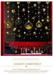 Details von glitzernden goldenen Weihnachtsfensteraufklebern mit Glocken und Schneeflocken