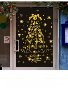 Dettaglio dell'adesivo dorato glitterato a forma di albero di Natale per vetrine