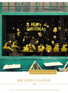Detail von glitzernden goldenen Weihnachtsaufklebern mit Rentieren und Schneeflocken