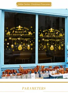 Detail der goldenen Glitzer-Weihnachtsaufkleber mit Merry Christmas Text auf Glas