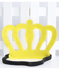 Serre-tête couronne dorée accessoire de fête vue détaillée, idéal pour anniversaire d'enfants.