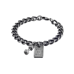 Bracciale manubrio in acciaio argento vintage con targhetta incisa You vs You su bianco
