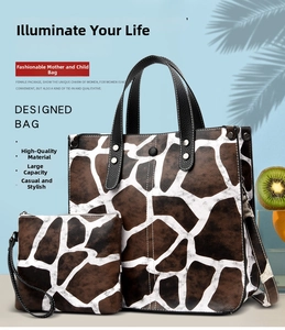 Dettaglio del set borsa tote con stampa giraffa, pochette e robusti manici neri