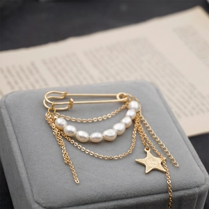 Golden safety pin brooch with multi-layer chains, freshwater pearls and star pendant