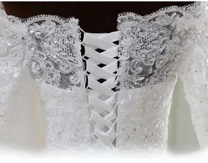 Détails du dos d'une robe de mariée en dentelle florale avec laçage en ruban de satin