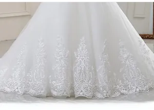 Détails de la traîne d'une robe de mariée sirène blanche avec broderies florales et paillettes