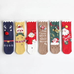 Kuschelige Korallenvlies Weihnachtssocken Set mit 3D Rentier und Schneemann Motiven