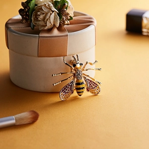 Exquisite bee brooch with gold plating, sparkling zircons and detailed enamel wings