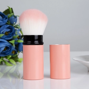 Detailansicht eines ausziehbaren Puderpinsels mit rosa Griff und weichen Borsten