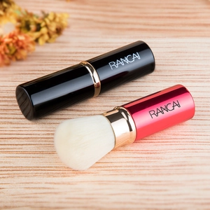 Nahaufnahme tragbarer ausziehbarer Make-up-Pinsel mit weichen Borsten und Metallgehäuse