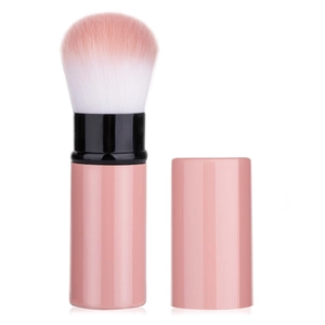 Makroaufnahme des tragbaren versenkbaren Make-up-Pinsels mit rosa Borstenverlauf