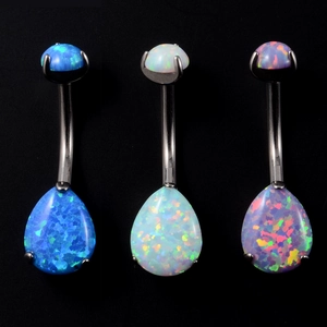 Dettaglio di piercing per ombelico in titanio G23 con opali a goccia blu bianco e viola