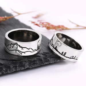 Minimalistische zilveren ringen met gegraveerde bergbospatronen en ingelegde zirkoon