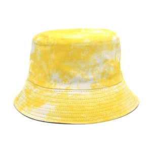 Dettaglio ravvicinato della trama in cotone tie-dye giallo e bianco del cappello bucket
