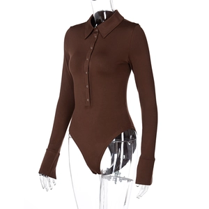 Détail d'un body marron à manches longues avec col boutonné et coupe ajustée sur mannequin