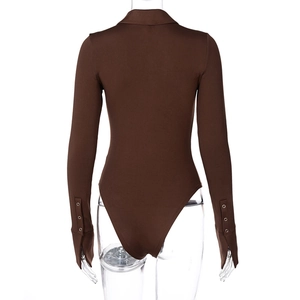 Détail du body marron à manches longues avec boutons métalliques élégants aux poignets