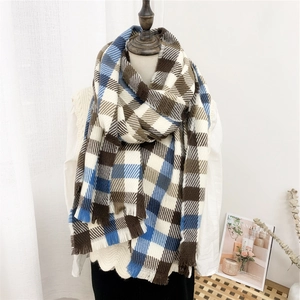 Detail eines gestreiften Karo-Schals mit Fransen in Braun Blau und Beige Strickoptik