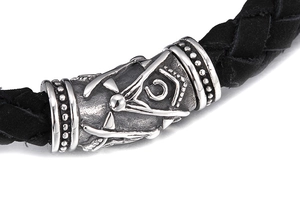 Nahaufnahme des schwarzen Lederarmbands und des antiken Freimaurer-Magnetverschlusses