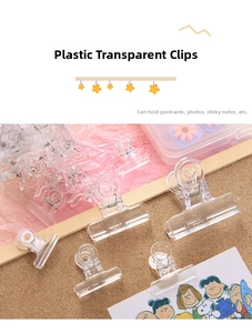 Vista dettagliata di clip in plastica trasparente di varie dimensioni per ufficio e casa