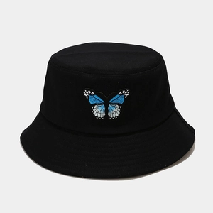 Detailansicht der blauen Schmetterlingsstickerei auf dem schwarzen Baumwoll-Fischerhut