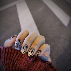 Sparkling leopard print press-on nails with gold and silver glitter gradient for women