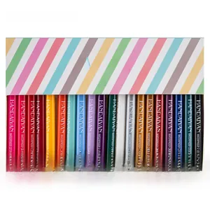 Macro-opname van 20 kleuren waterproof gel eyeliner potloden in een kleurrijke doos