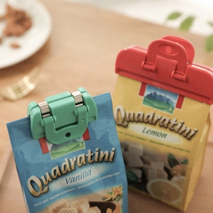 Gros plan de clips de fermeture en plastique rouge et vert sur des sachets alimentaires