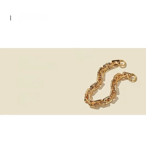 Makro-Detail der klobigen goldenen CCB-Kettenglieder für Handtaschen mit 18k Vergoldung