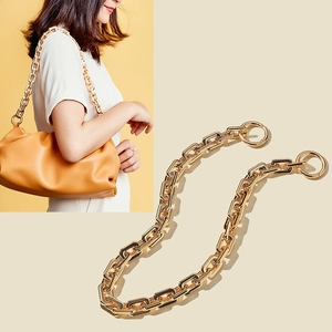Goldene Metallkette für Damen-Umhängetaschen mit Ringverschlüssen und Model-Tragebild