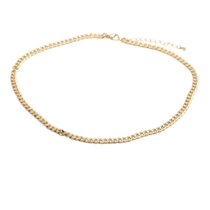Detailopname van een gouden Cubaanse schakelketting met een stevige karabijnsluiting erop