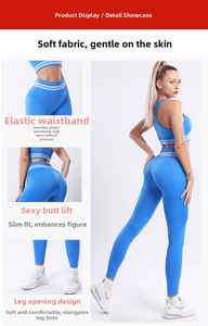 Détail d'un ensemble de yoga sans couture avec tissu côtelé bleu et taille rayée
