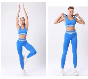 Détail d'un ensemble de yoga bleu sans couture avec legging taille haute et brassière