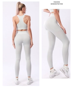 Vue détaillée de l'ensemble de yoga sans couture avec brassière côtelée et legging
