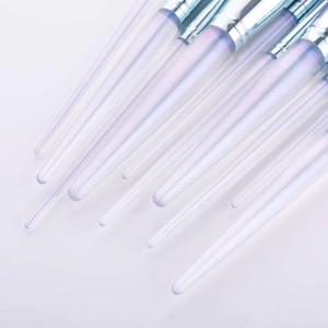 Detail der Acryl-Kristallgriffe mit Perlmuttglanz auf dem Make-up-Pinsel-Set