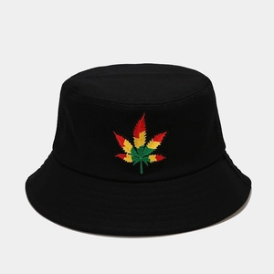 Détail de la broderie de feuille tricolore sur le chapeau bob en coton noir