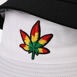 Bob unisexe avec bord noir et couronne blanche orné d'une broderie feuille colorée