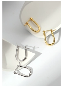 Minimalist U-shape geometric earrings in polished gold and silver metal finishes
