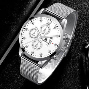 Détail macro du cadran de montre à quartz argenté avec chiffres romains et guichet date