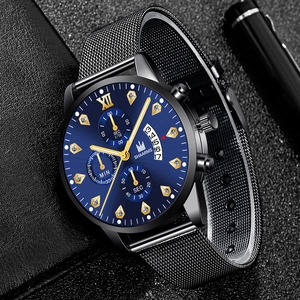 Gros plan de la montre quartz avec cadran bleu, bracelet en maille et guichet de date