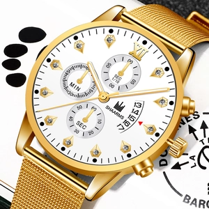 Détail d'une montre à quartz dorée avec index romains en diamant et bracelet milanais