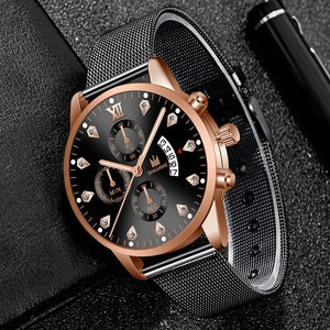 Vue détaillée d'une montre à quartz de luxe avec boîtier or rose et bracelet en maille