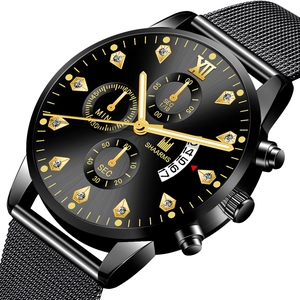 Vue détaillée d'une montre à bracelet en maille noire avec chiffres romains dorés et date