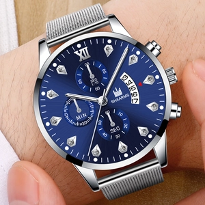 Détail macro d'une montre à quartz pour homme avec cadran bleu et bracelet à mailles