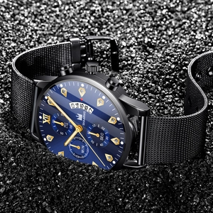 Détail du cadran bleu avec aiguilles dorées et guichet de date sur une montre à quartz